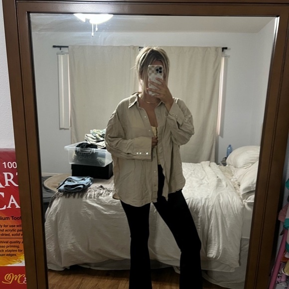 H&M BUTTON UP - Picture 4 of 10